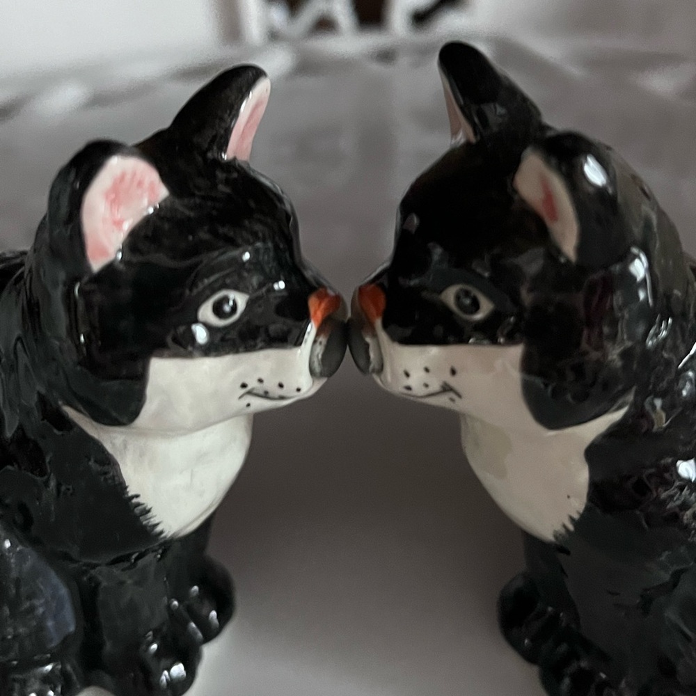 EUC Vintage Pair of Black Cat Magnetic salt and pepper shakers - Picture 6 of 16